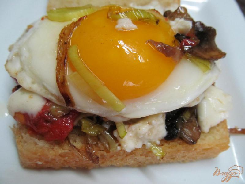 Фото приготовление рецепта: Бутерброд с жаренными грибами и яйцом шаг №8