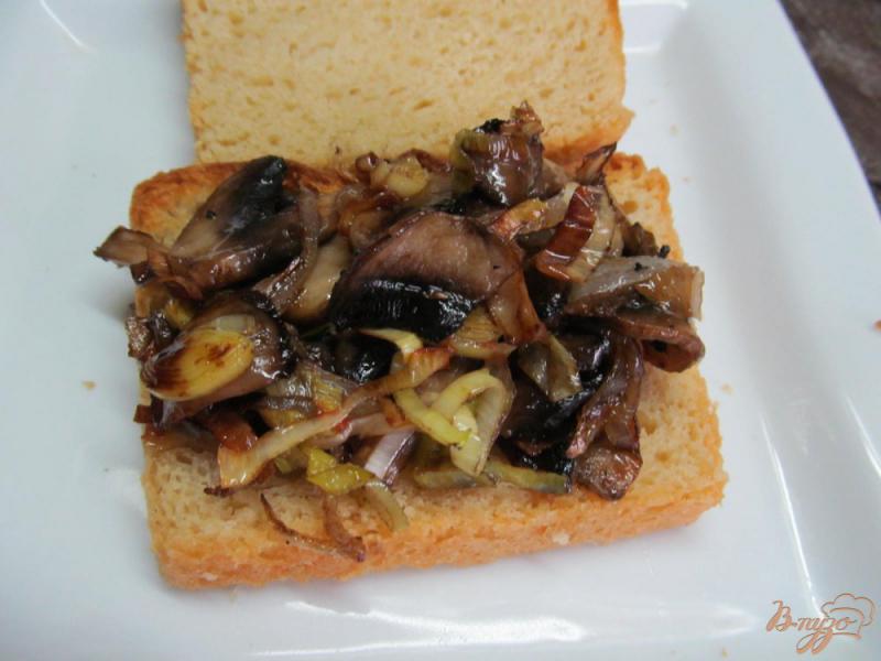 Фото приготовление рецепта: Бутерброд с жаренными грибами и яйцом шаг №5