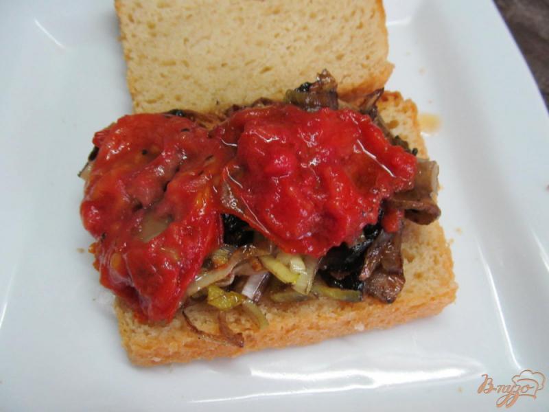 Фото приготовление рецепта: Бутерброд с жаренными грибами и яйцом шаг №6
