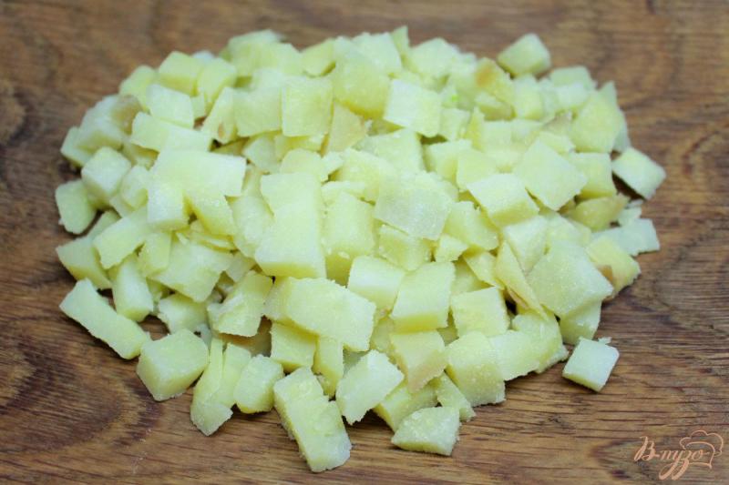 Фото приготовление рецепта: Свекольный салат с маринованным луком и яблоком шаг №3