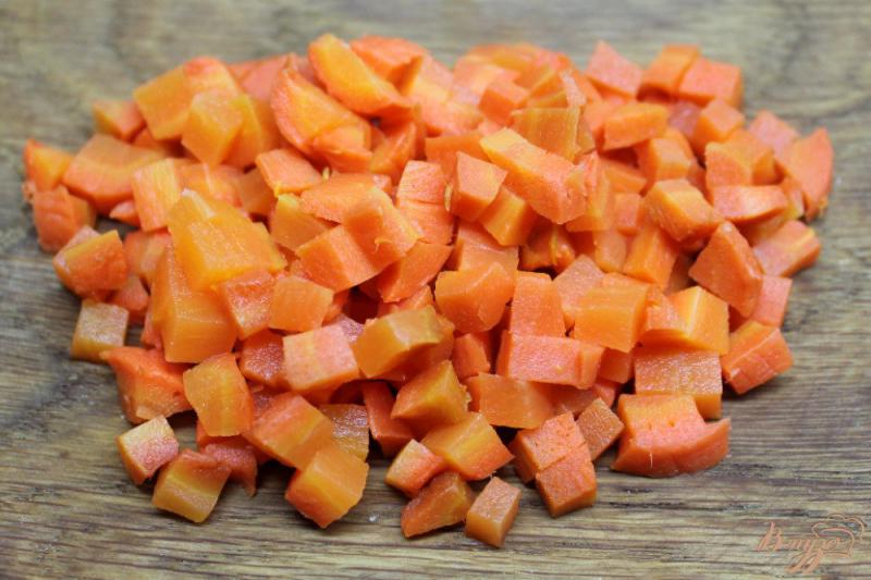 Фото приготовление рецепта: Свекольный салат с маринованным луком и яблоком шаг №4