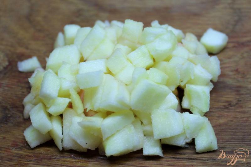 Фото приготовление рецепта: Свекольный салат с маринованным луком и яблоком шаг №6
