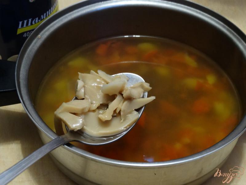 Фото приготовление рецепта: Быстрый суп с консервированной фасолью и шампиньонами шаг №4