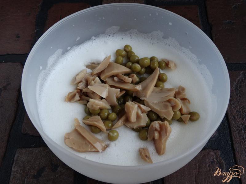 Фото приготовление рецепта: Белковый омлет с горошком и грибами в пакете шаг №3