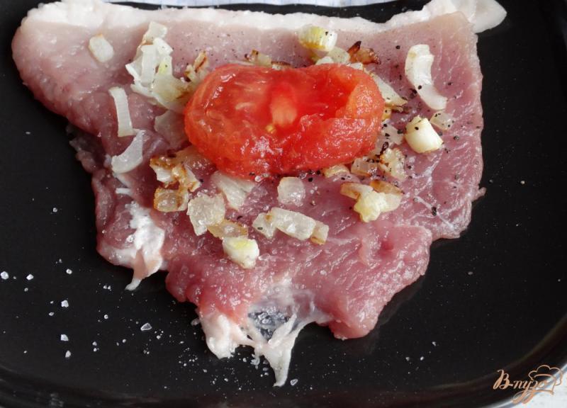 Фото приготовление рецепта: Пальчики со свинины с помидорами и сыром шаг №3