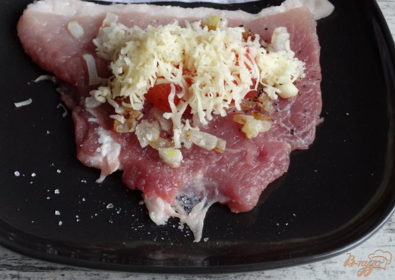 Фото приготовление рецепта: Пальчики со свинины с помидорами и сыром шаг №4