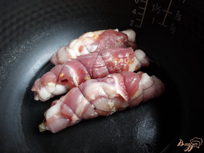 Фото приготовление рецепта: Пальчики со свинины с помидорами и сыром шаг №5