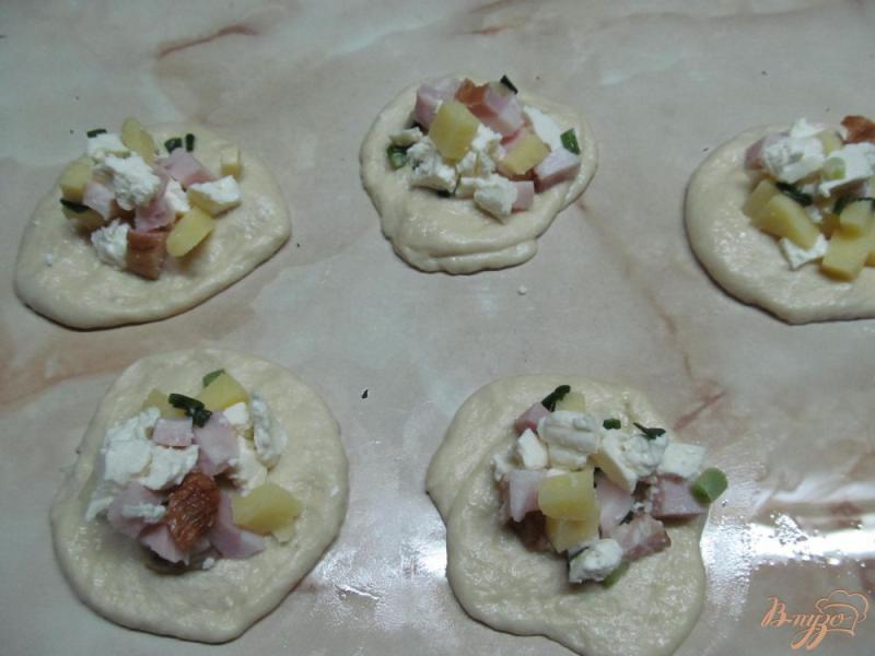 Фото приготовление рецепта: Мини-булочки с беконом и сыром шаг №5