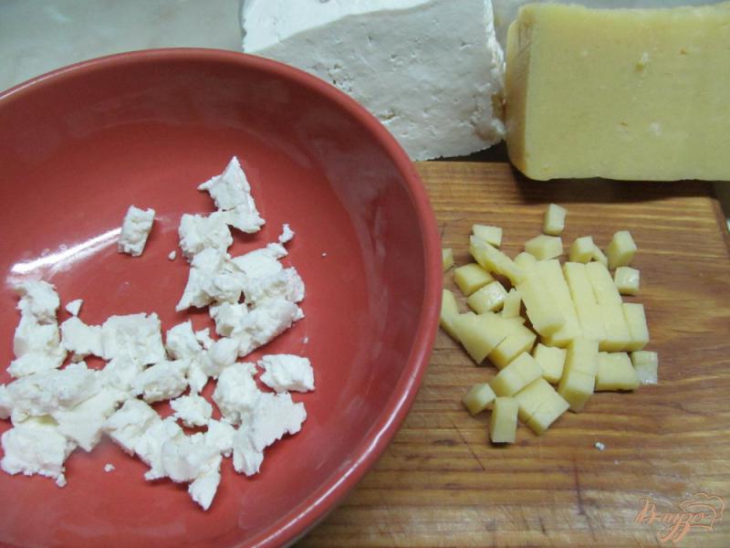 Фото приготовление рецепта: Мини-булочки с беконом и сыром шаг №2