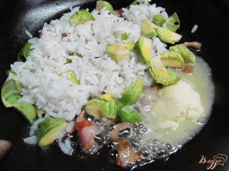 Фото приготовление рецепта: Жареный рис с беконом и брюссельской капустой шаг №2