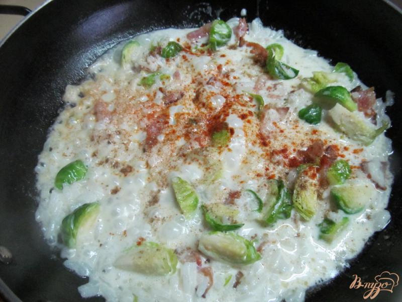 Фото приготовление рецепта: Жареный рис с беконом и брюссельской капустой шаг №4