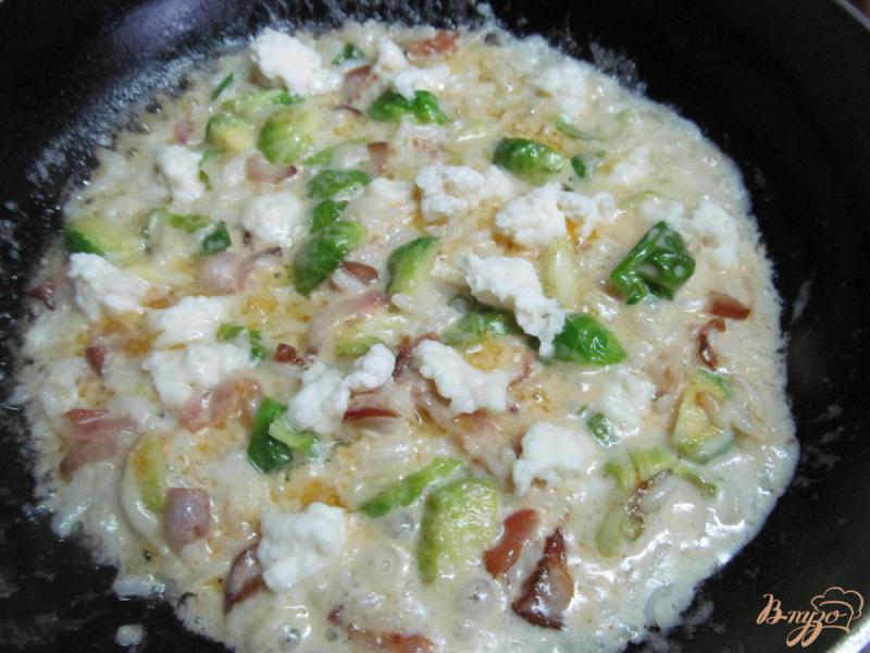 Фото приготовление рецепта: Жареный рис с беконом и брюссельской капустой шаг №5
