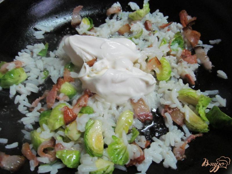 Фото приготовление рецепта: Жареный рис с беконом и брюссельской капустой шаг №3