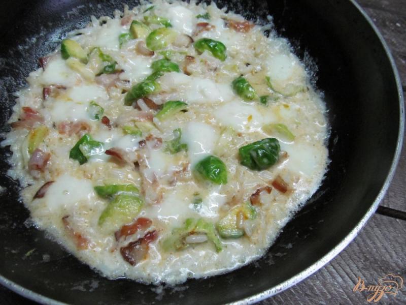 Фото приготовление рецепта: Жареный рис с беконом и брюссельской капустой шаг №6