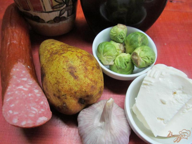Фото приготовление рецепта: Теплый салат из груши и брюссельской капусты шаг №1