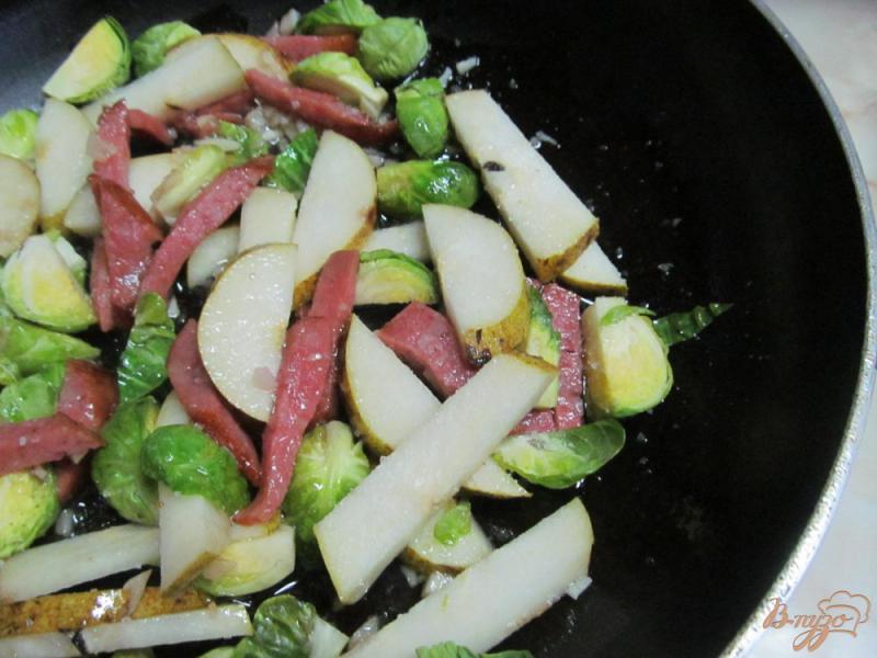 Фото приготовление рецепта: Теплый салат из груши и брюссельской капусты шаг №6