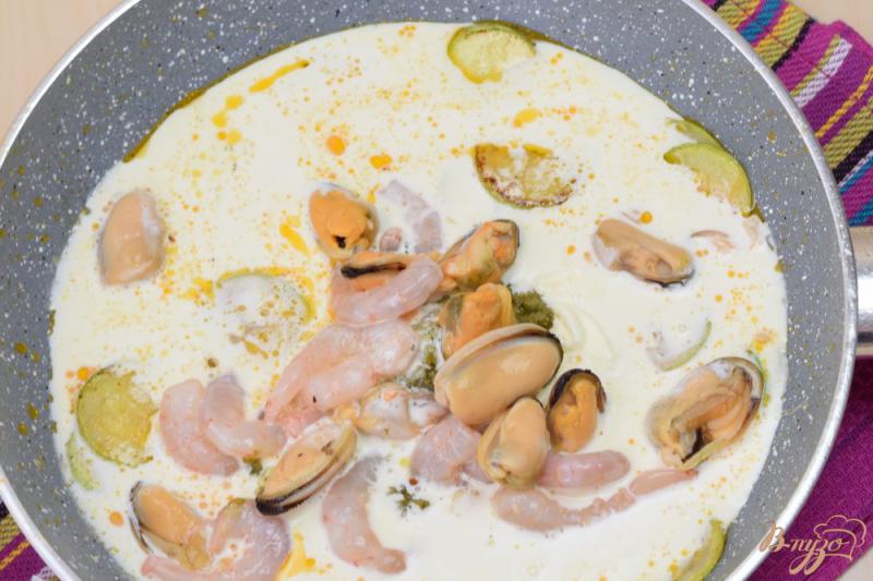 Фото приготовление рецепта: Макароны с кабачком, соусом Песто и морепродуктами шаг №4