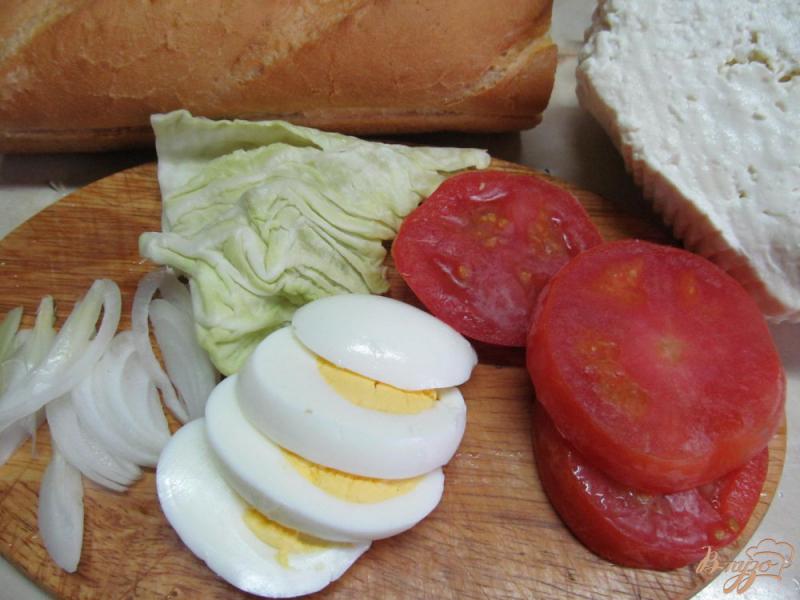 Фото приготовление рецепта: Бутерброд с беконом яйцом и помидором шаг №2