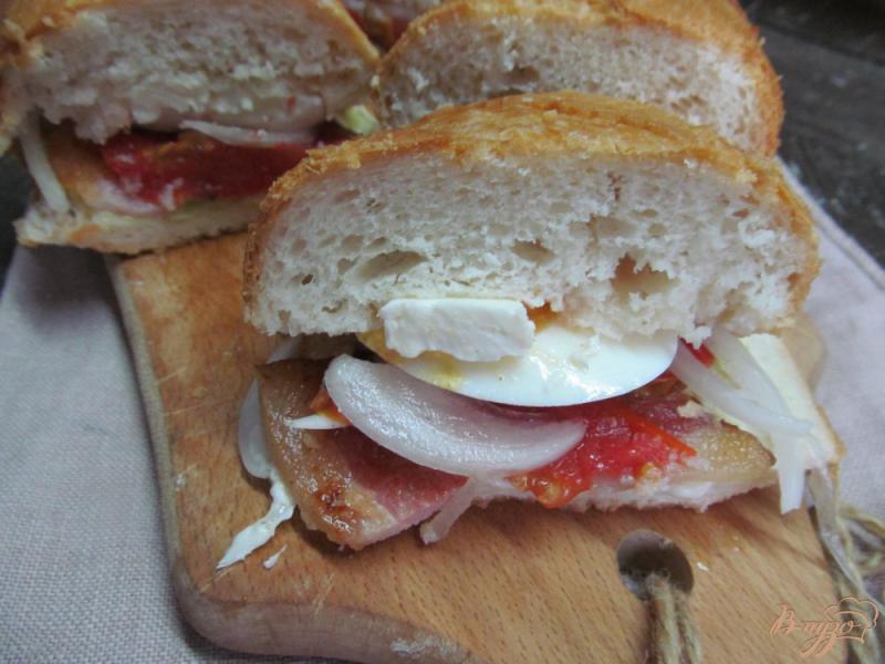 Фото приготовление рецепта: Бутерброд с беконом яйцом и помидором шаг №9