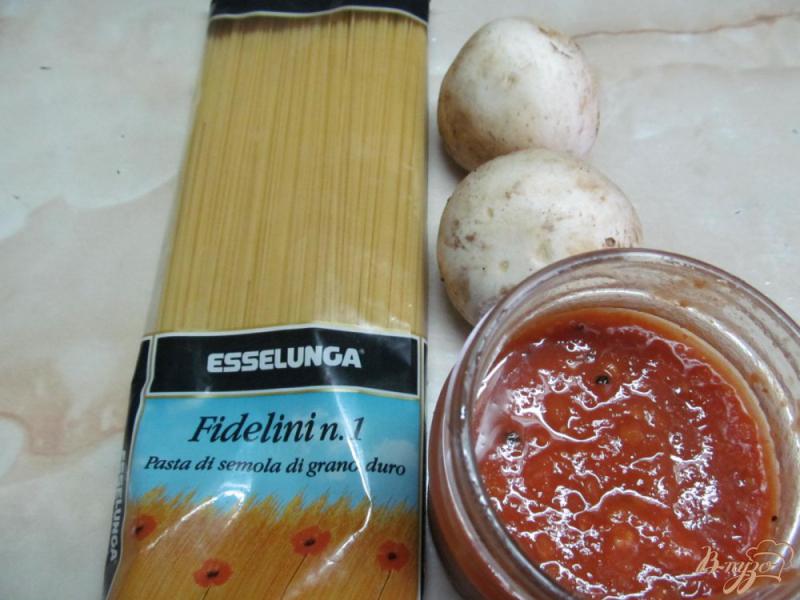 Фото приготовление рецепта: Спагетти с грибами и перепелиными яйцами шаг №1