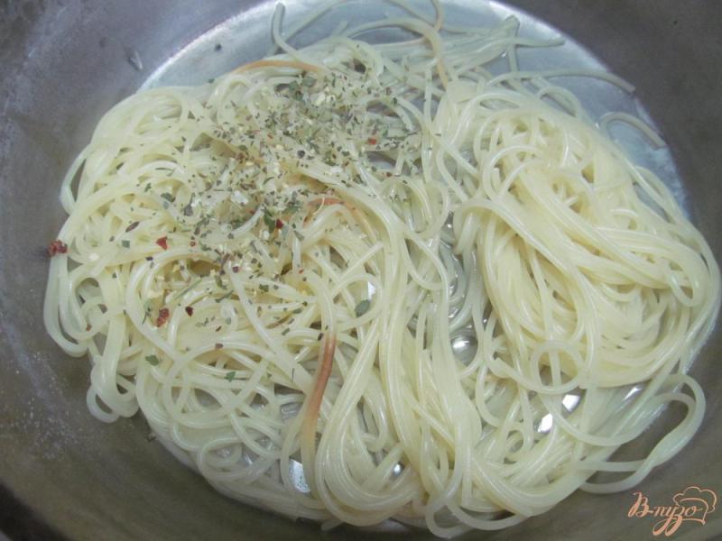 Фото приготовление рецепта: Спагетти с грибами и перепелиными яйцами шаг №2