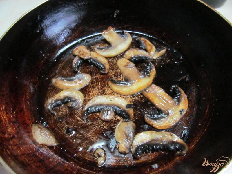 Фото приготовление рецепта: Спагетти с грибами и перепелиными яйцами шаг №4