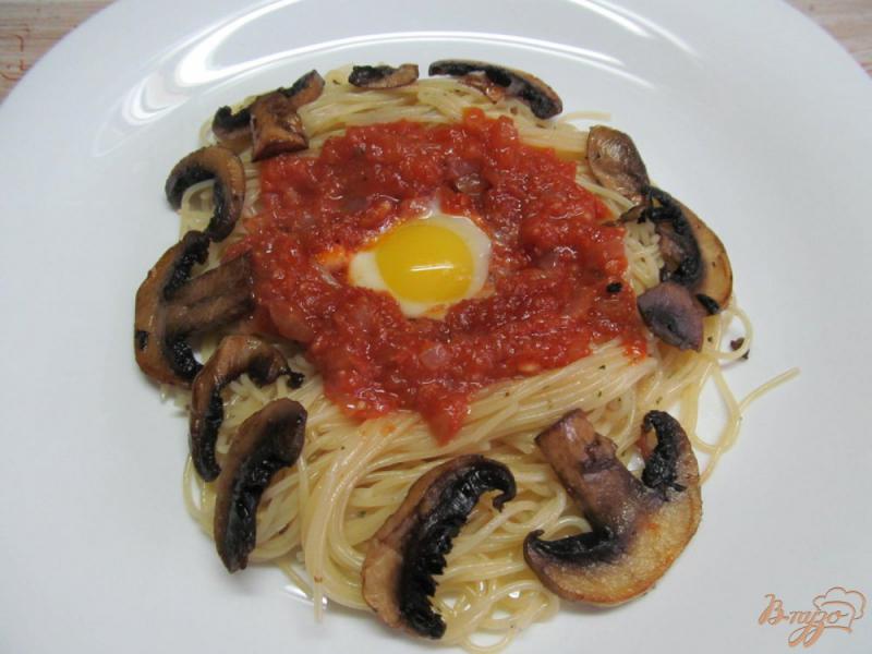 Фото приготовление рецепта: Спагетти с грибами и перепелиными яйцами шаг №7