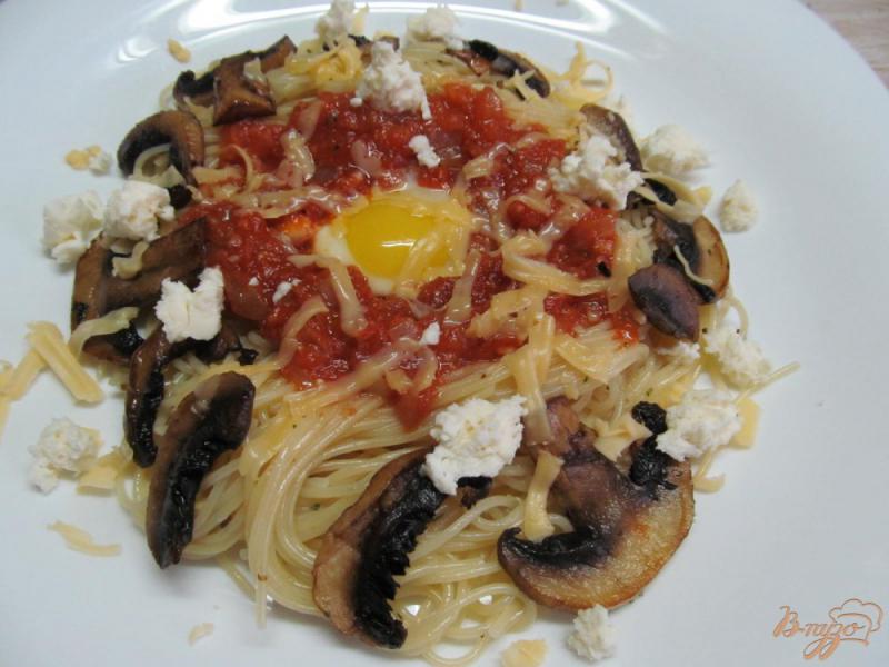 Фото приготовление рецепта: Спагетти с грибами и перепелиными яйцами шаг №8