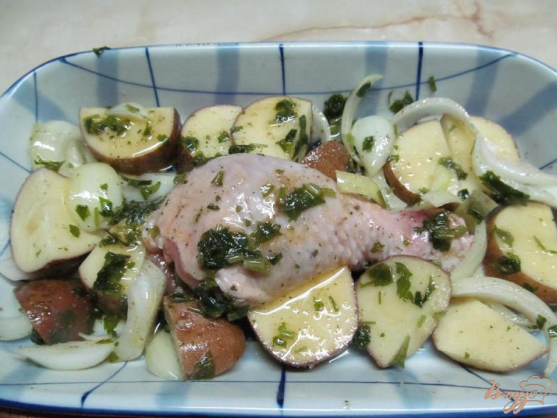 Фото приготовление рецепта: Курица с картофелем под грибным соусом шаг №2