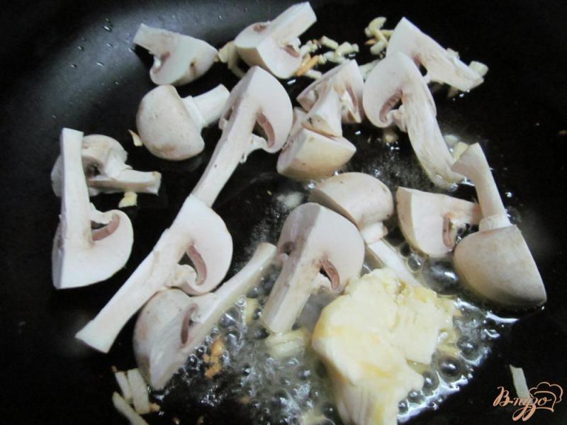 Фото приготовление рецепта: Курица с картофелем под грибным соусом шаг №4