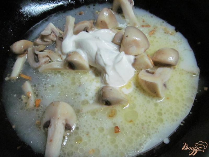 Фото приготовление рецепта: Курица с картофелем под грибным соусом шаг №5