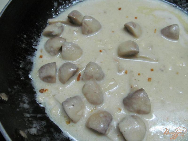 Фото приготовление рецепта: Курица с картофелем под грибным соусом шаг №7