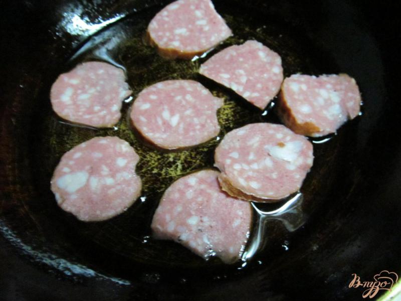 Фото приготовление рецепта: Жареные лепешки с колбасой и оливками шаг №3