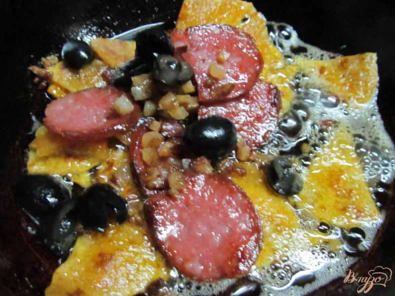Фото приготовление рецепта: Жареные лепешки с колбасой и оливками шаг №5