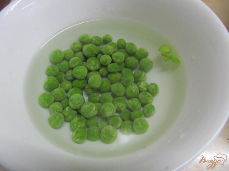 Фото приготовление рецепта: Нежный салат из замороженного горошка шаг №1