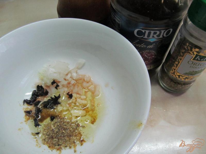 Фото приготовление рецепта: Салат с макаронами оливками и вялеными томатами шаг №1