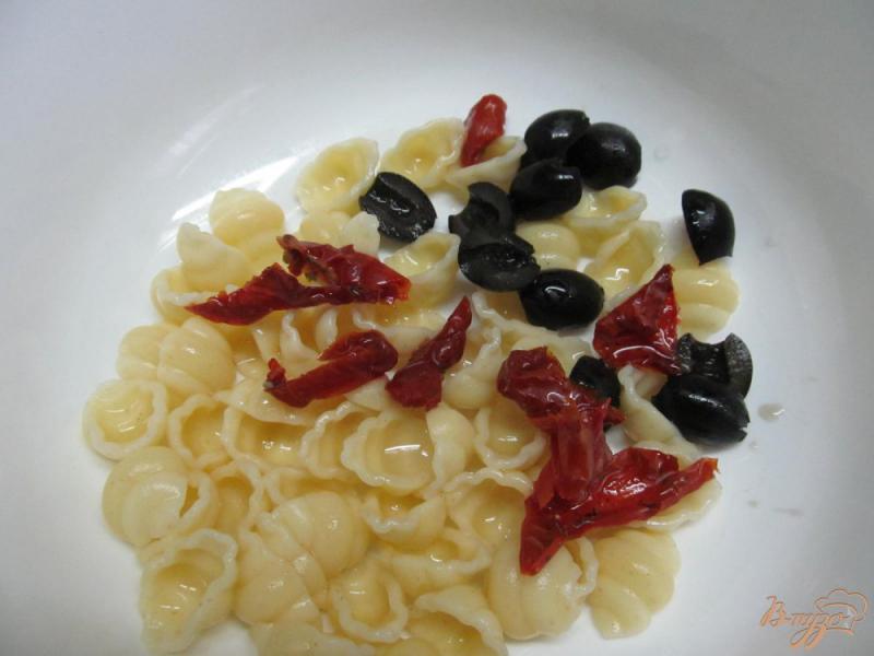 Фото приготовление рецепта: Салат с макаронами оливками и вялеными томатами шаг №3