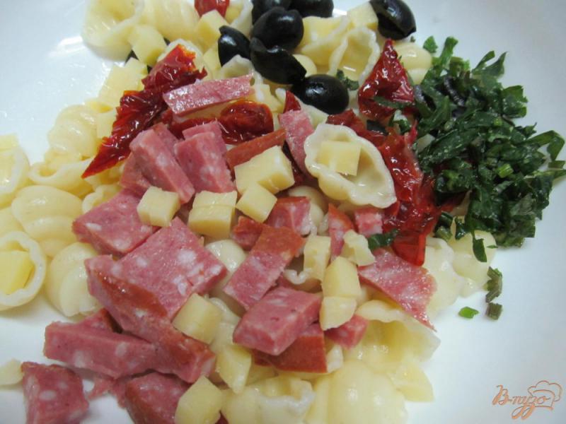 Фото приготовление рецепта: Салат с макаронами оливками и вялеными томатами шаг №4