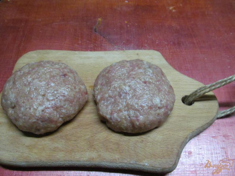 Фото приготовление рецепта: Гамбургер с салатом «коул слоу» шаг №4