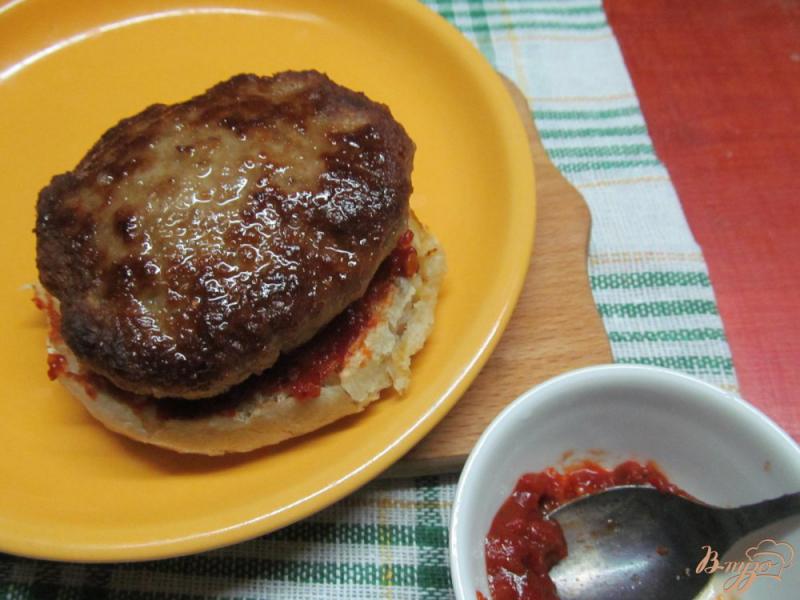 Фото приготовление рецепта: Гамбургер с салатом «коул слоу» шаг №7