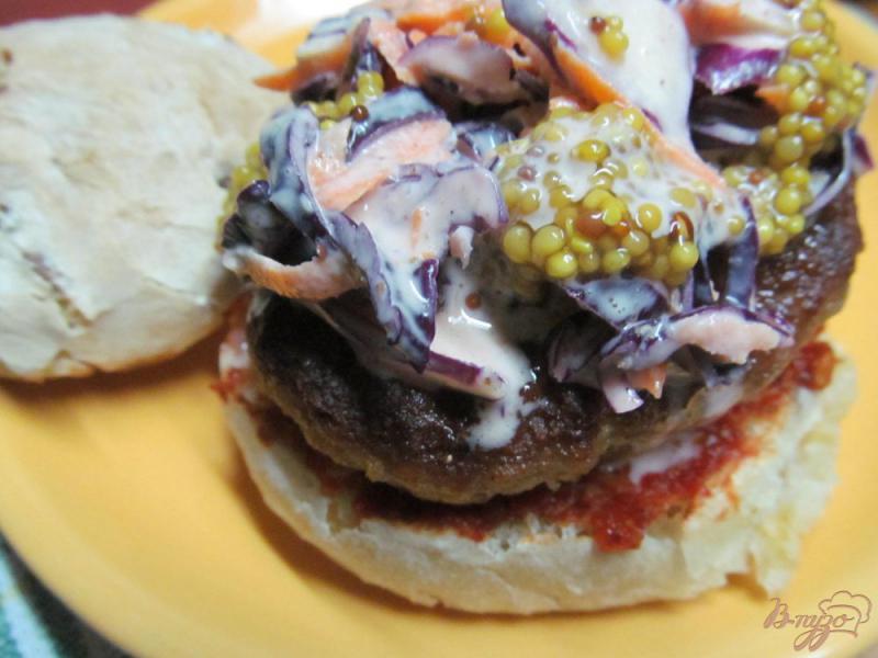 Фото приготовление рецепта: Гамбургер с салатом «коул слоу» шаг №9
