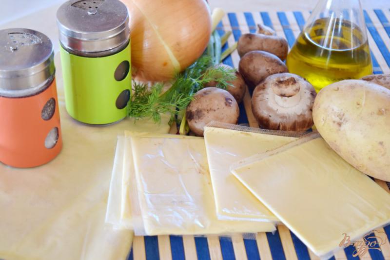 Фото приготовление рецепта: Кулечки с грибами и картофелем из слоеного теста шаг №1