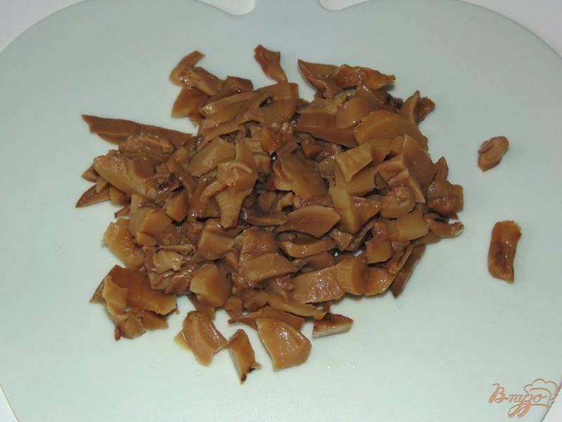 Фото приготовление рецепта: Салат из пекинской капусты с маринованными грибами шаг №2