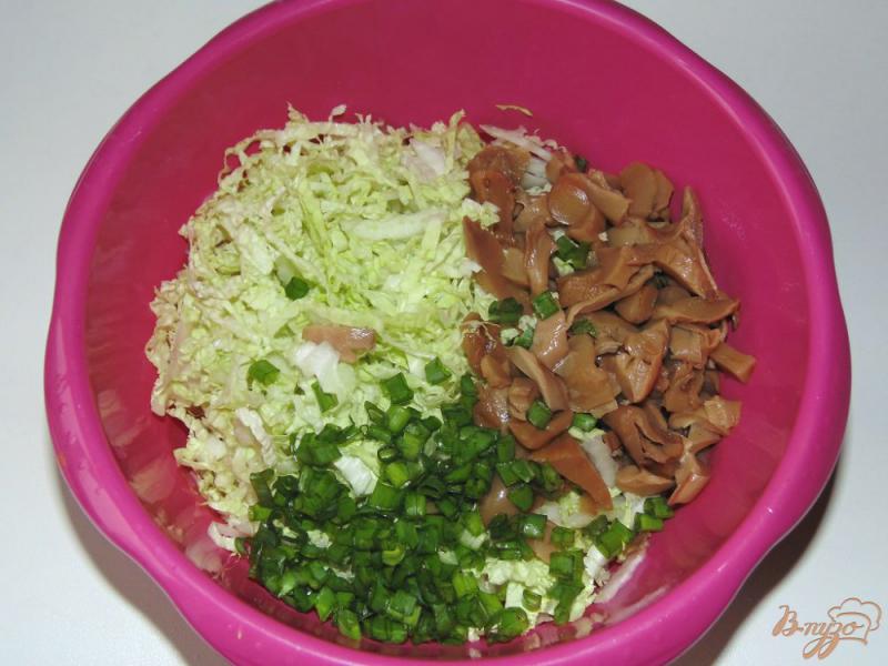 Фото приготовление рецепта: Салат из пекинской капусты с маринованными грибами шаг №5