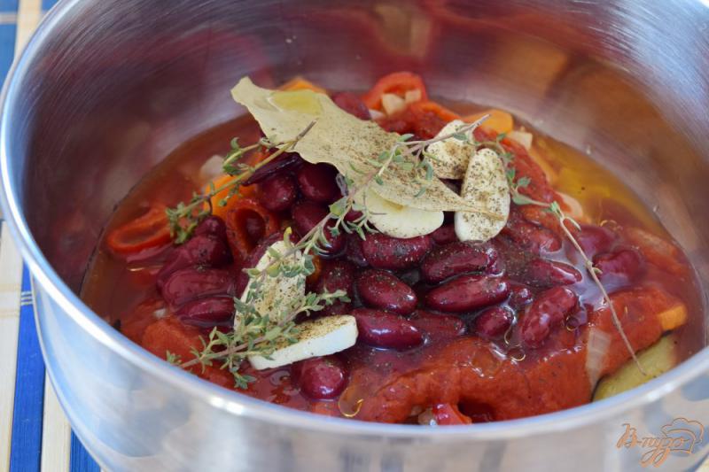 Фото приготовление рецепта: Овощное рагу с баклажанами и фасолью шаг №8