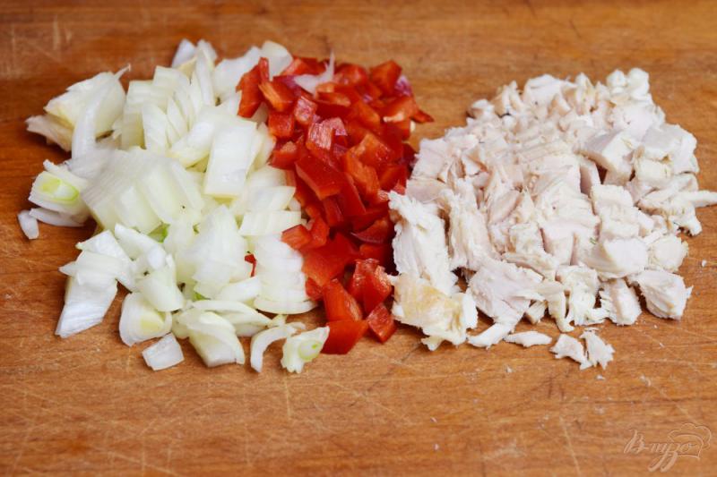 Фото приготовление рецепта: Мексиканская кесадилья с курицей шаг №2