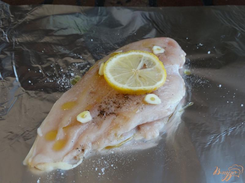 Фото приготовление рецепта: Куриная грудка с лимоном в мультиварке шаг №3