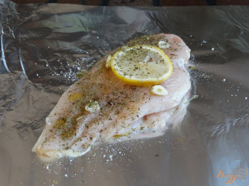 Фото приготовление рецепта: Куриная грудка с лимоном в мультиварке шаг №4