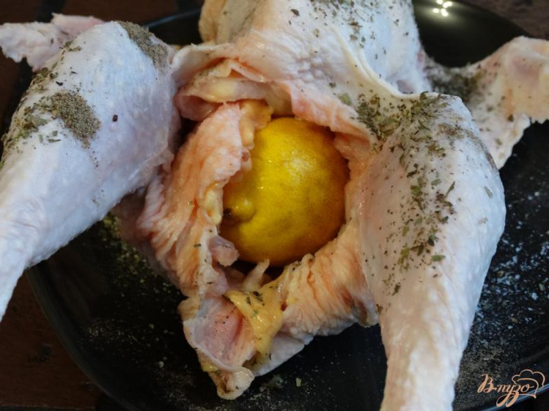 Фото приготовление рецепта: Цыпленок запеченный с лимоном в рукаве шаг №3