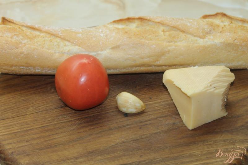 Фото приготовление рецепта: Чесночный багет с помидорами и сыром шаг №1